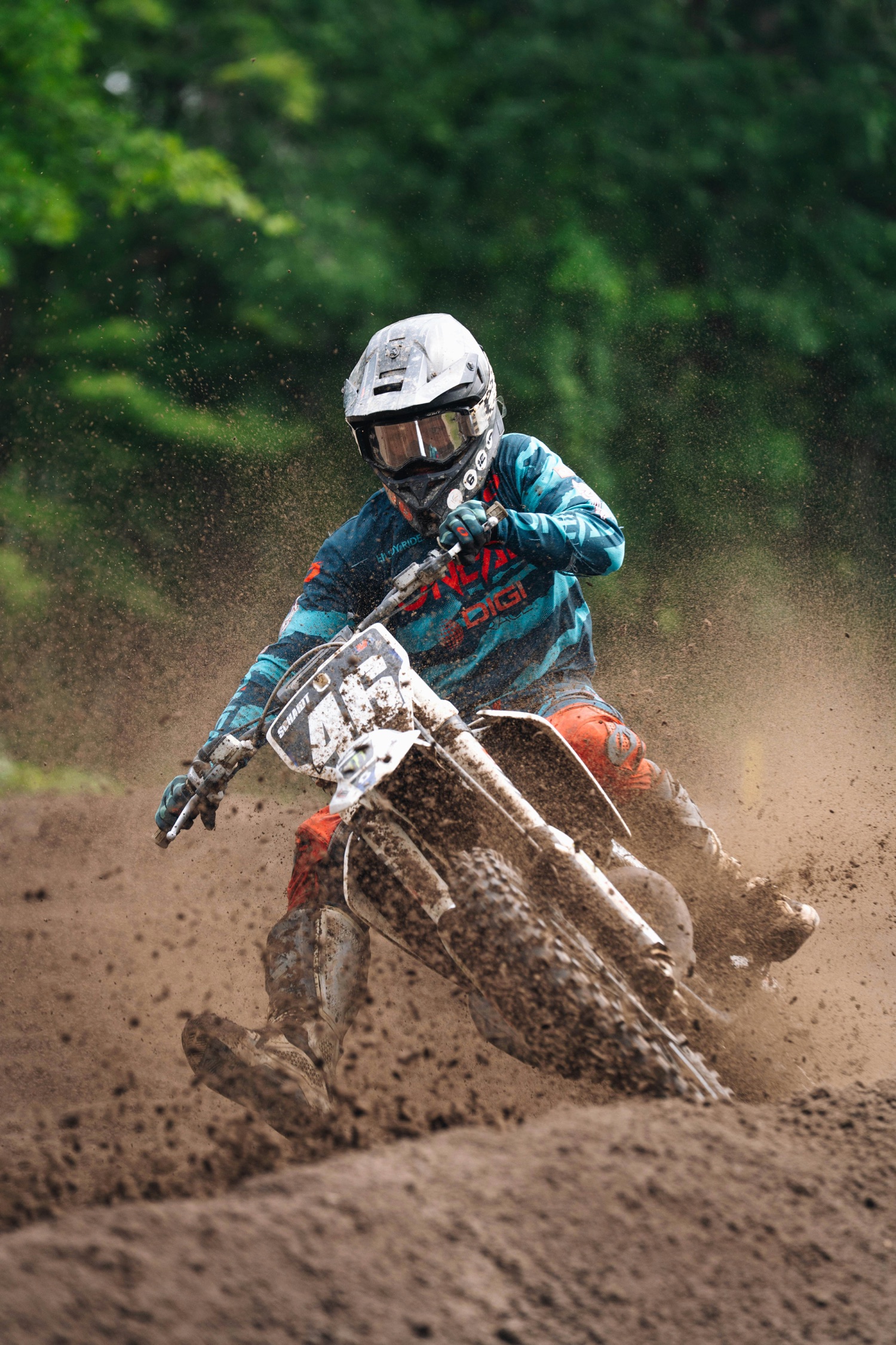 Pilote motocross en virage sur la piste