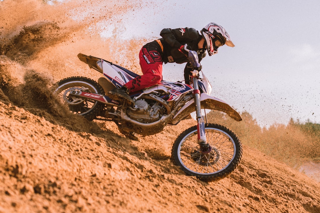 débuter en moto-cross : équipement et préparation