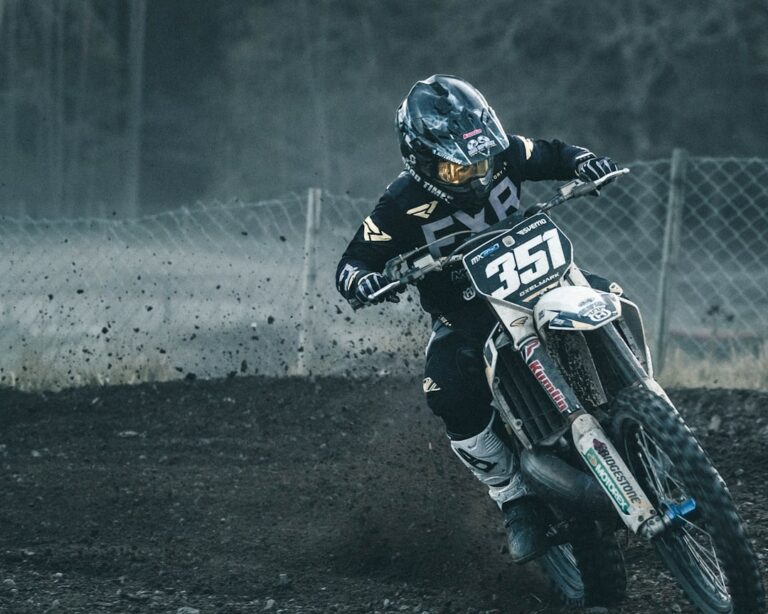 discipline moto-cross — illustration pour l'article MX, SX, Enduro, Quad : le guide complet pour choisir ta discipline moto-cross en 2026