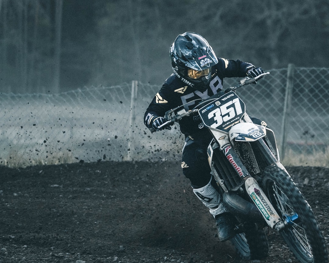 discipline moto-cross — illustration pour l'article MX, SX, Enduro, Quad : le guide complet pour choisir ta discipline moto-cross en 2026