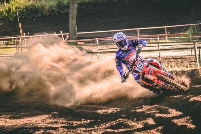 budget moto-cross — illustration pour l'article Combien coûte de débuter en moto-cross ? Budget réaliste 2026