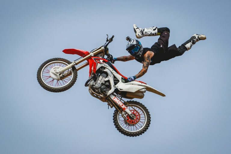 saut moto-cross — illustration pour l'article 7 techniques essentielles pour maîtriser le saut moto-cross en 2026