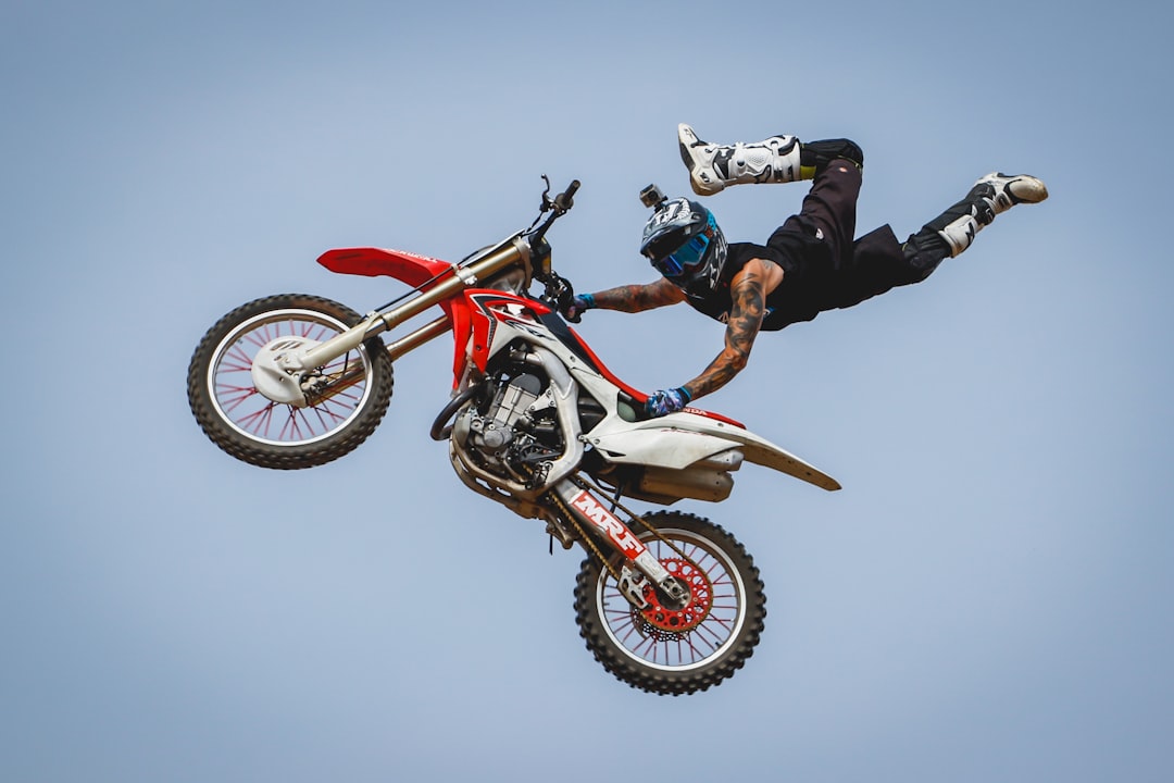 saut moto-cross — illustration pour l'article 7 techniques essentielles pour maîtriser le saut moto-cross en 2026