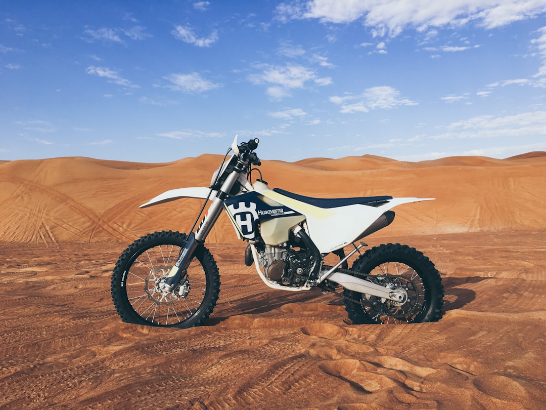 budget moto-cross en action sur le terrain