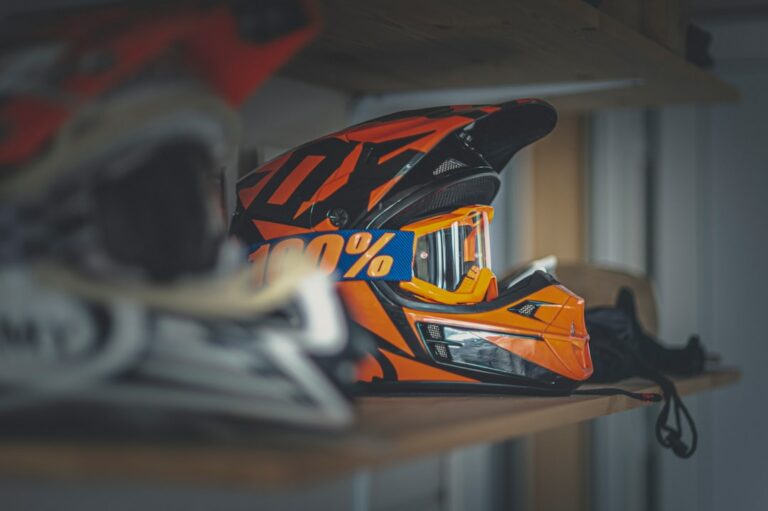casque moto-cross — illustration pour l'article Comment choisir son casque moto-cross en 2026 : le guide complet des 7 critères essentiels