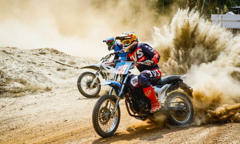 Pilote débutant en moto-cross sur un circuit