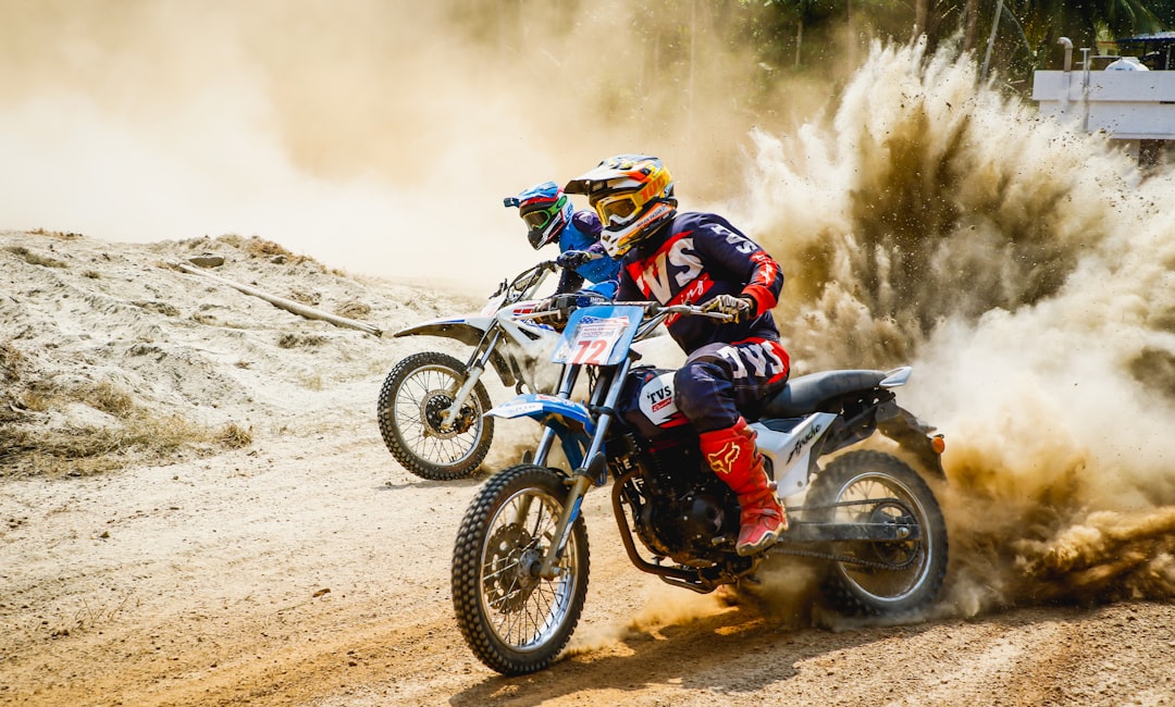 débuter en moto-cross en action sur le terrain