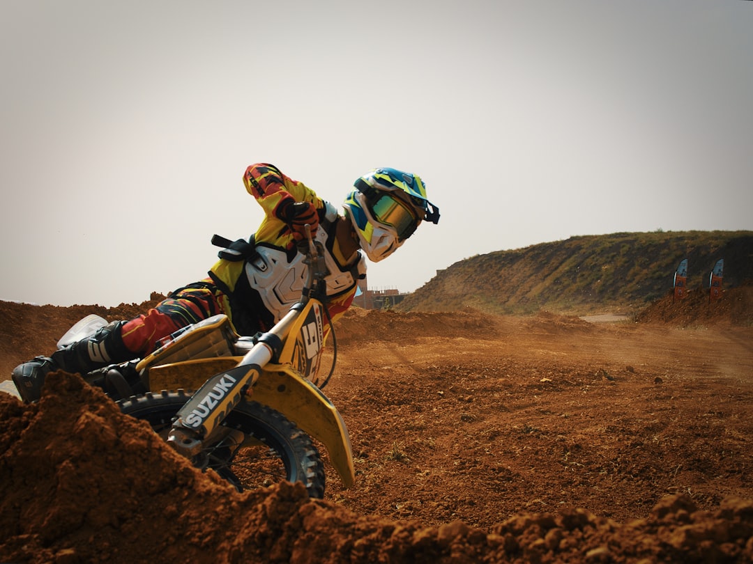 casque moto-cross en action sur le terrain