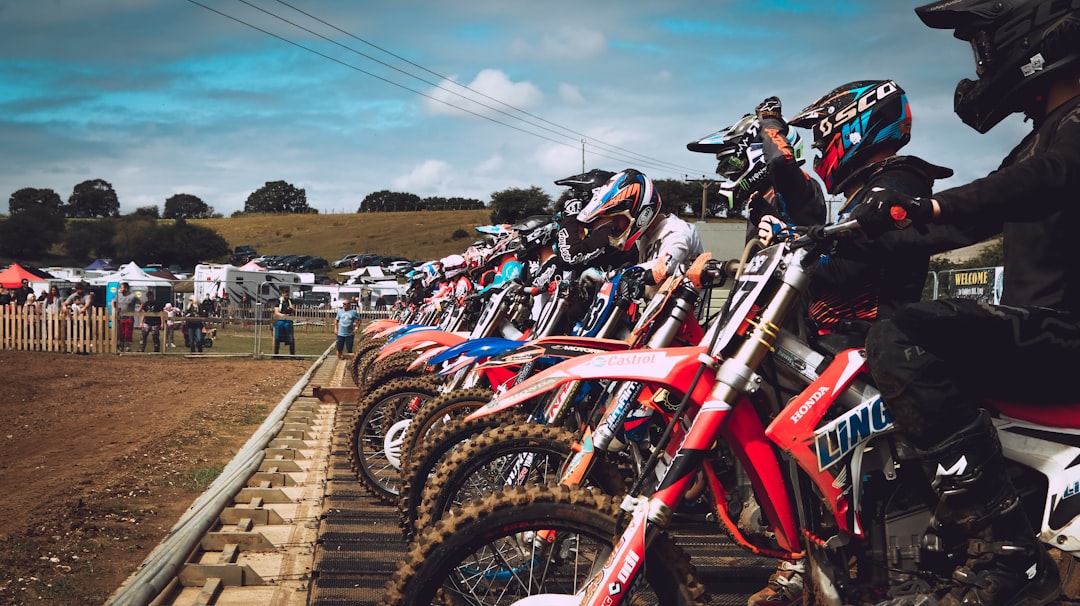 circuit moto-cross en action sur le terrain